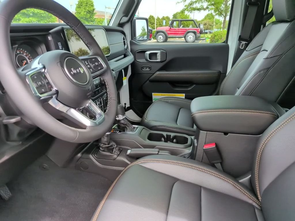 New 2026 Bright White Clear-Coat Exterior Paint Jeep Sahara image 23