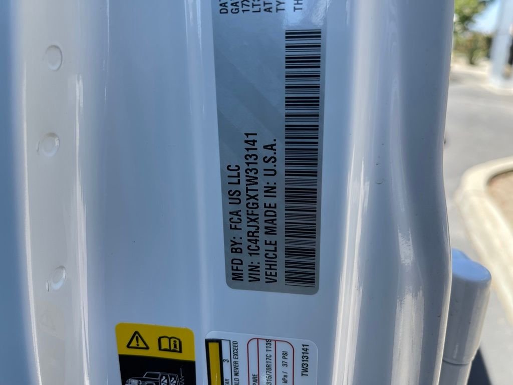 New 2026 Bright White Clear-Coat Exterior Paint Jeep Rubicon X image 23