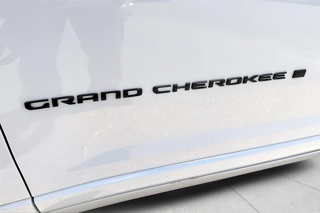 New 2026 Bright White Clear-Coat Exterior Paint Jeep Limited Reserve image 22