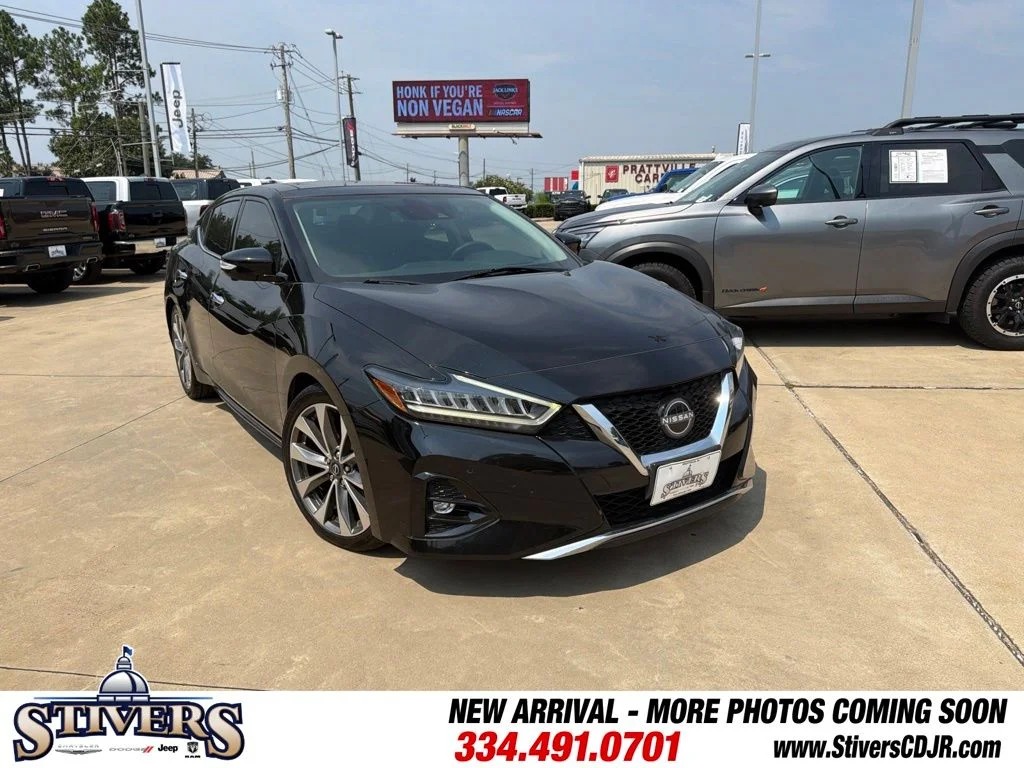 Used 2023 Black Nissan Platinum image 2