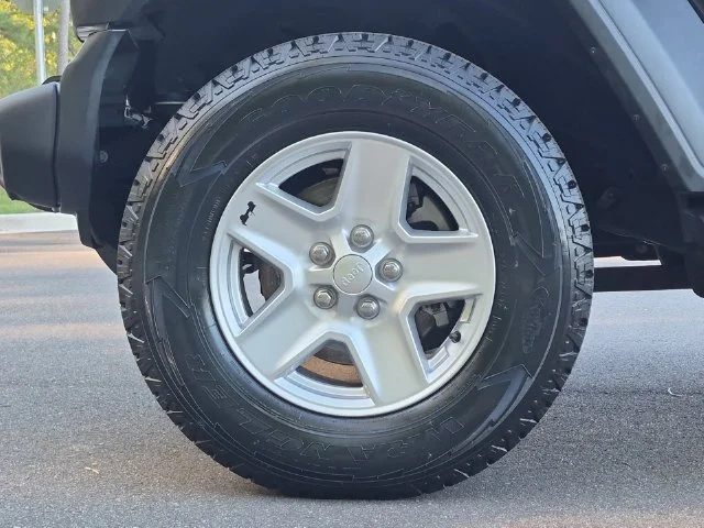 Used 2020 Black Jeep Sport image 19