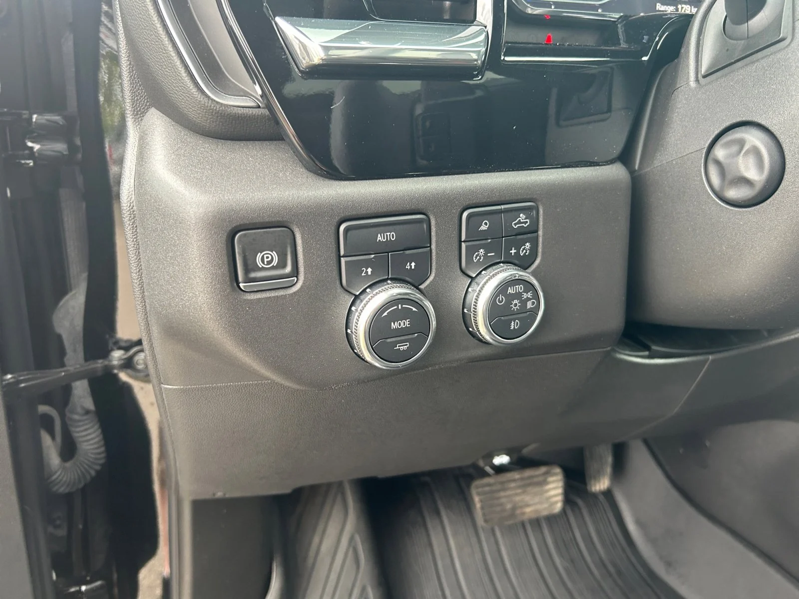 Used 2025 Black GMC SLT Crew Cab image 16