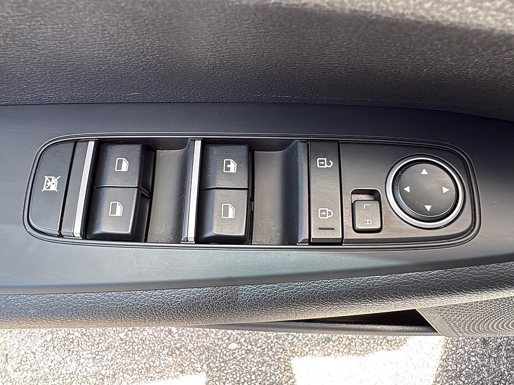 Used 2023 Snow White Pearl Kia  image 30