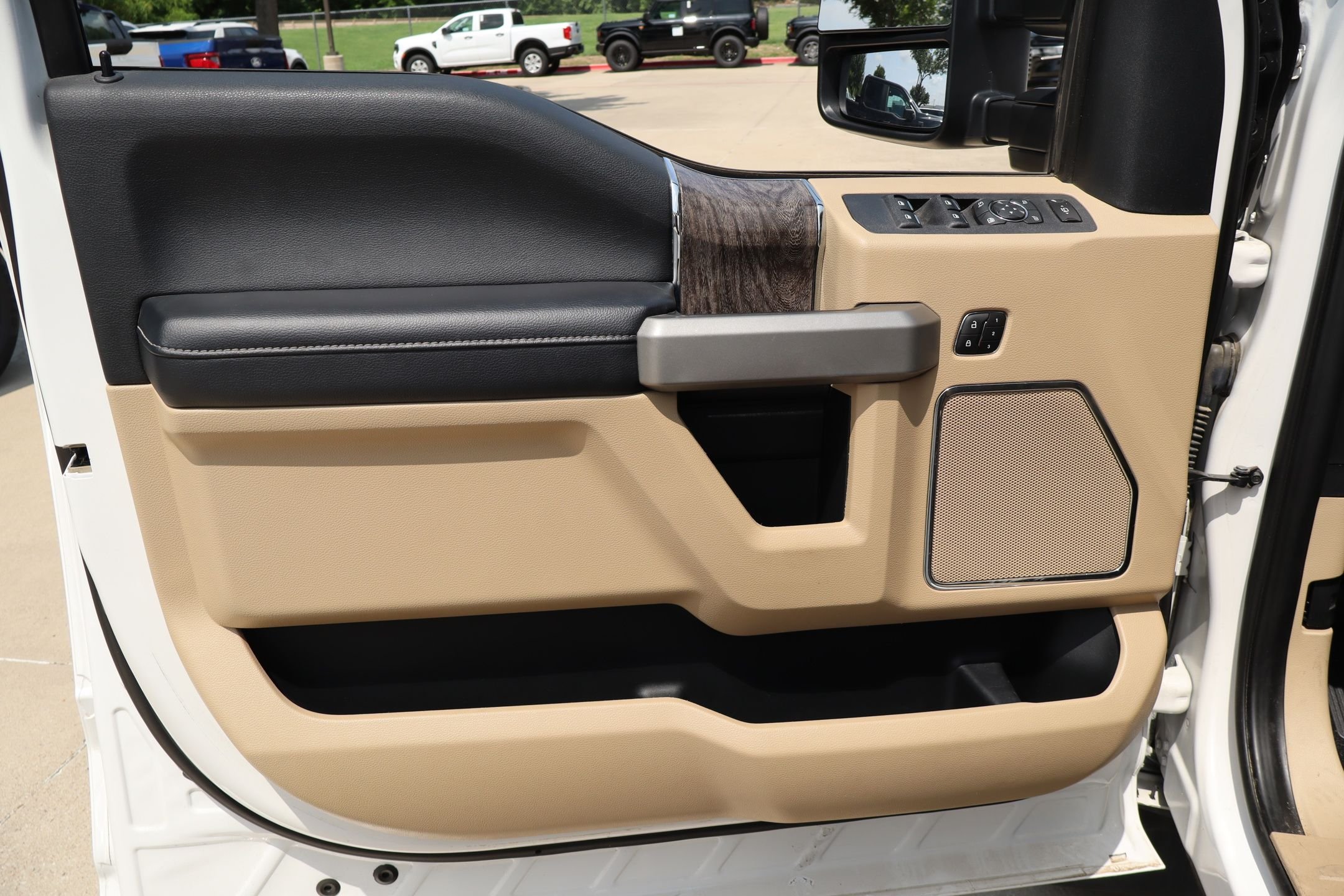 Used 2019 White Platinum Clearcoat Metallic Ford Lariat image 12