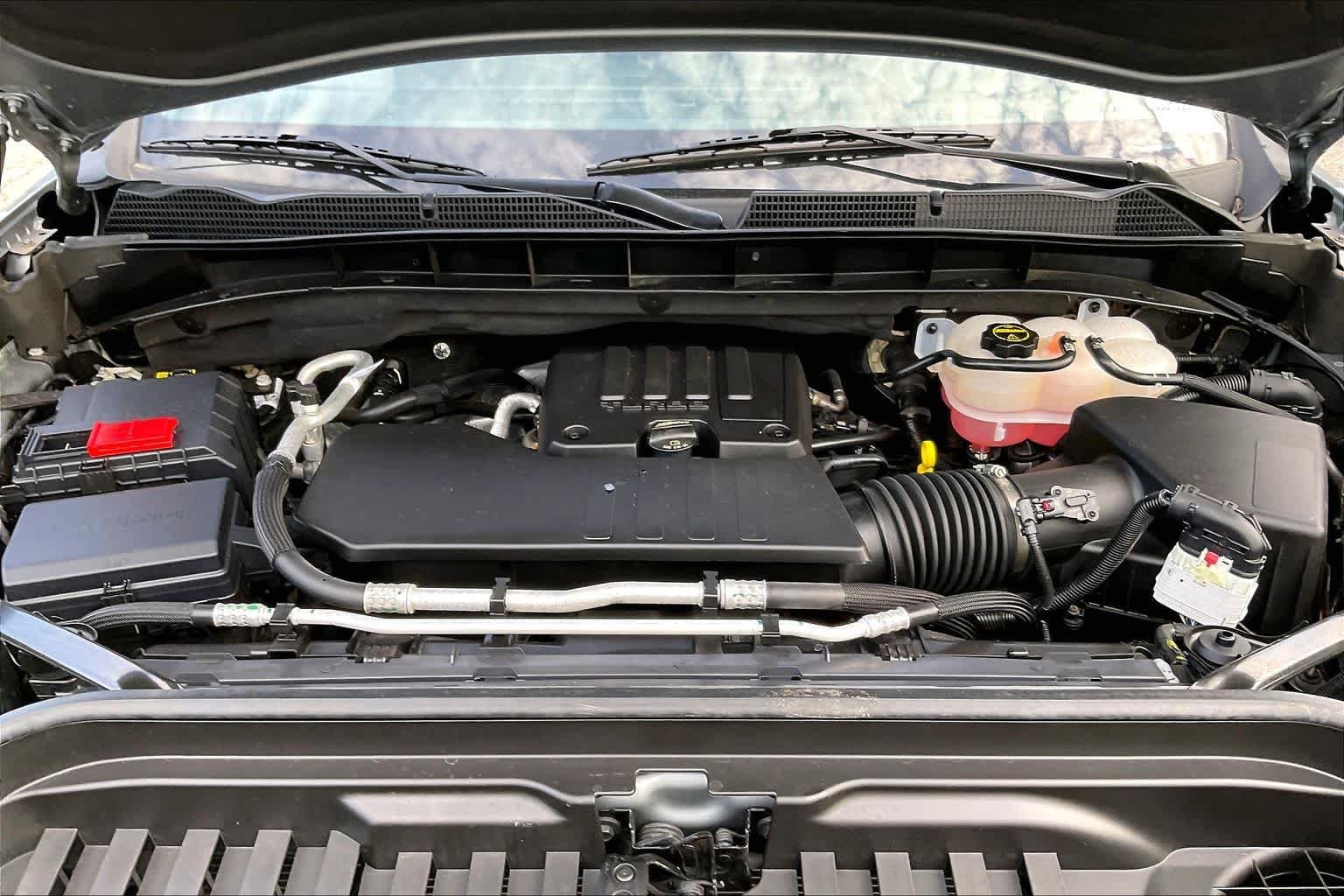 Used 2025 Sterling Metallic GMC Elevation image 28