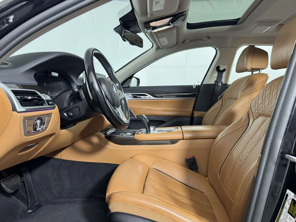 New 2022 Black BMW 750i xDrive image 4