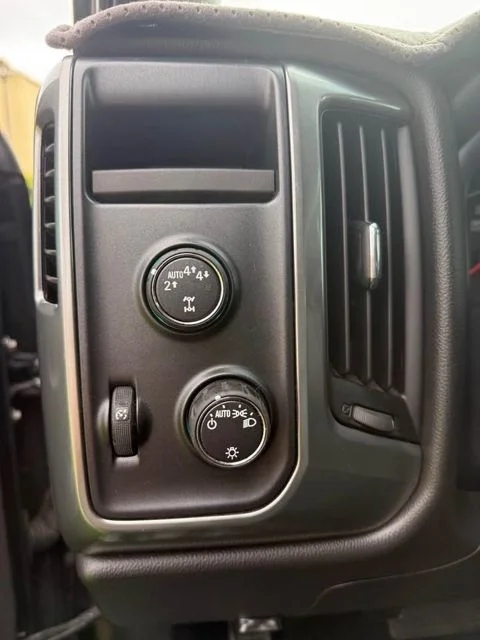 Used 2018  Chevrolet LT image 11