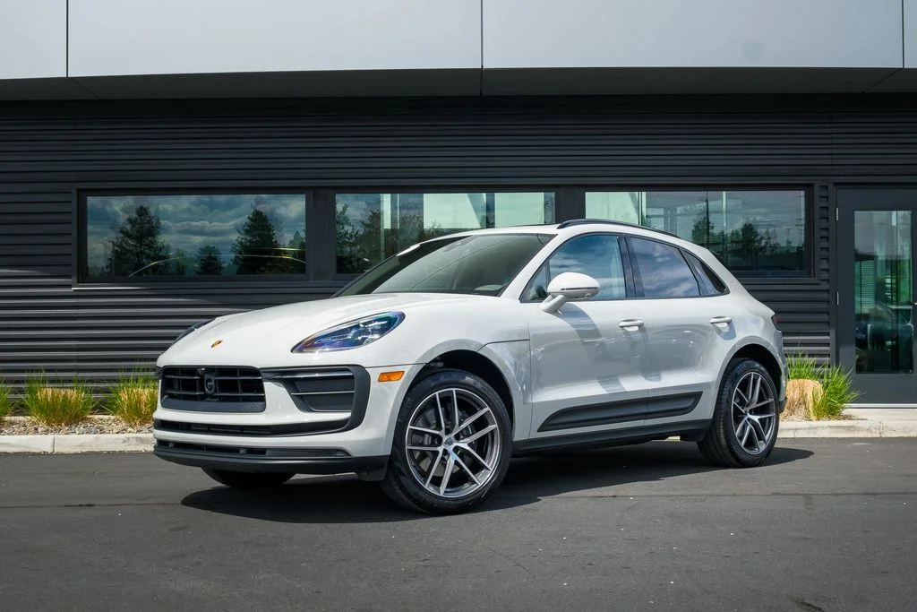 2025 Porsche Macan's photo