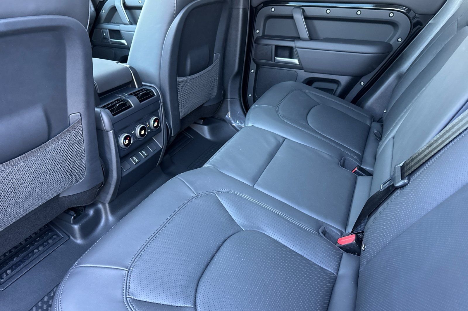 New 2026 Santorini Black Land Rover X-Dynamic SE image 12