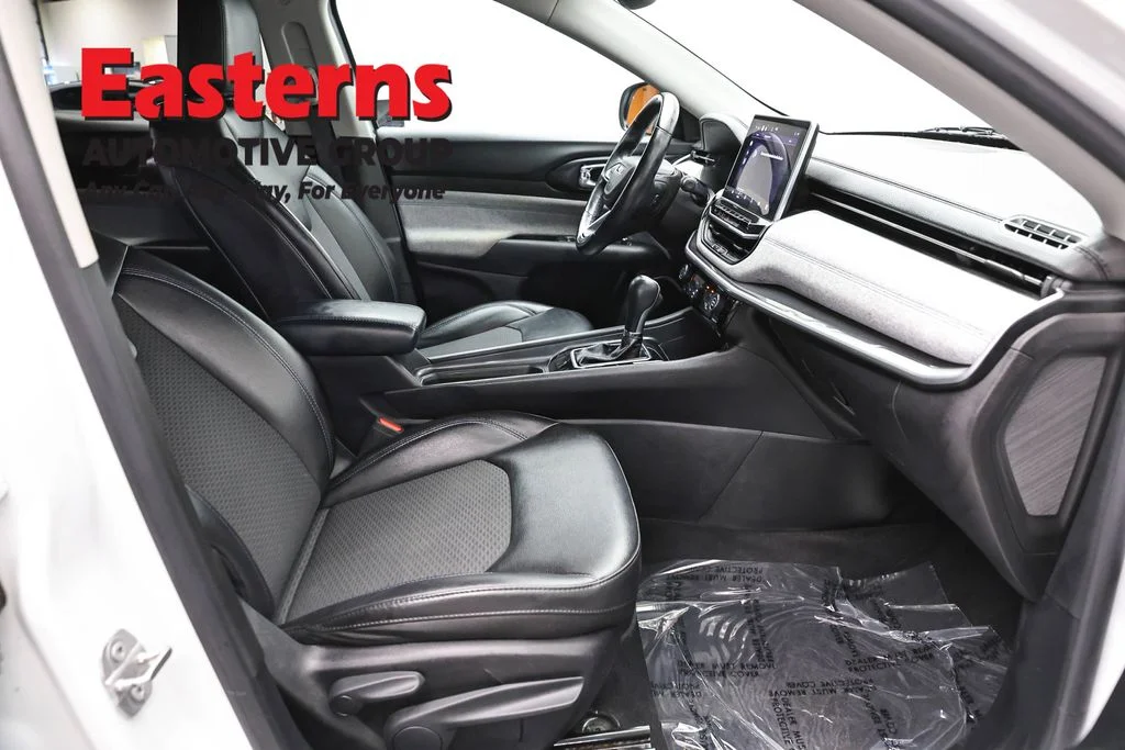 Used 2022 White Jeep Latitude image 23