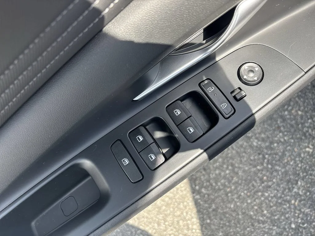 Used 2025 Blue Hyundai SEL Convenience image 15