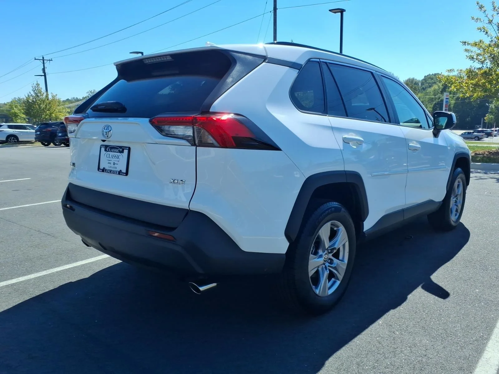 Used 2022  Toyota XLE image 2