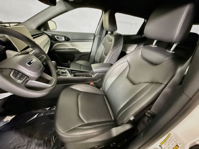 New 2026 Bright White Clear-Coat Exterior Paint Jeep Limited image 19