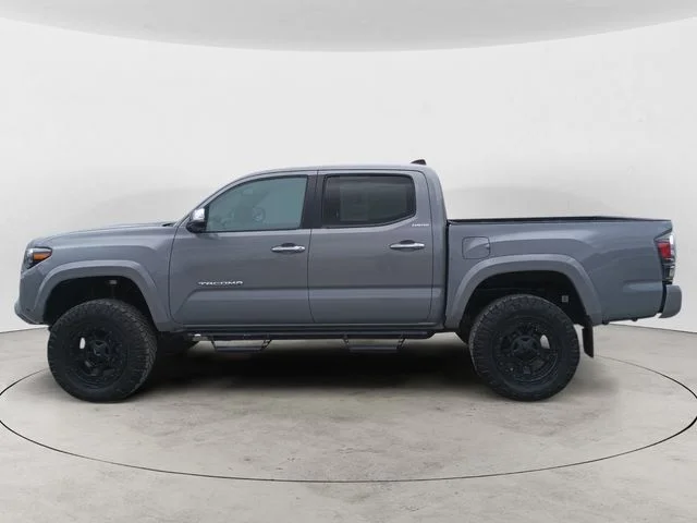 Used 2021  Toyota Limited image 2