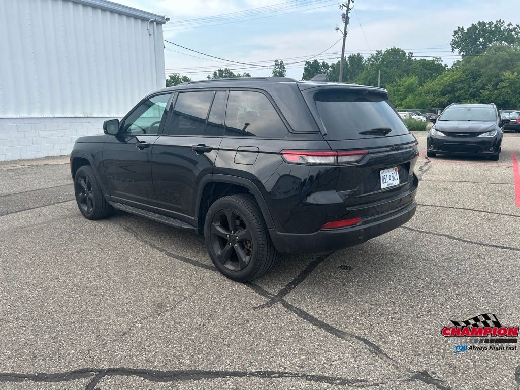 Used 2024 Diamond Black Crystal Pearlcoat Jeep Limited image 3