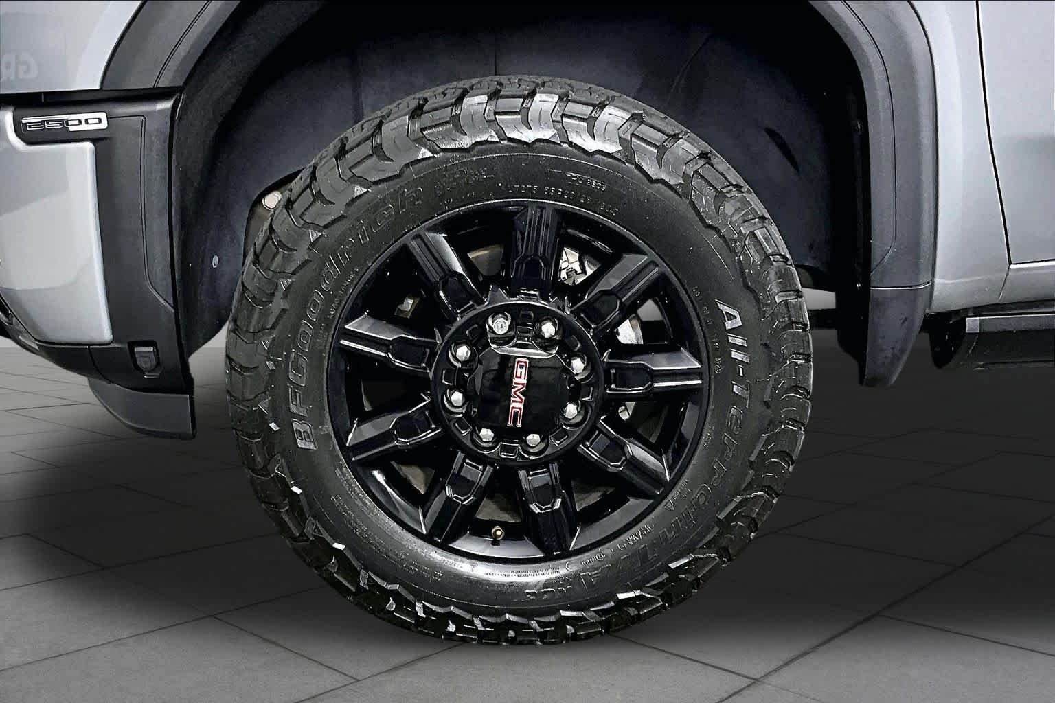 Used 2024 Sterling Metallic GMC AT4 image 11