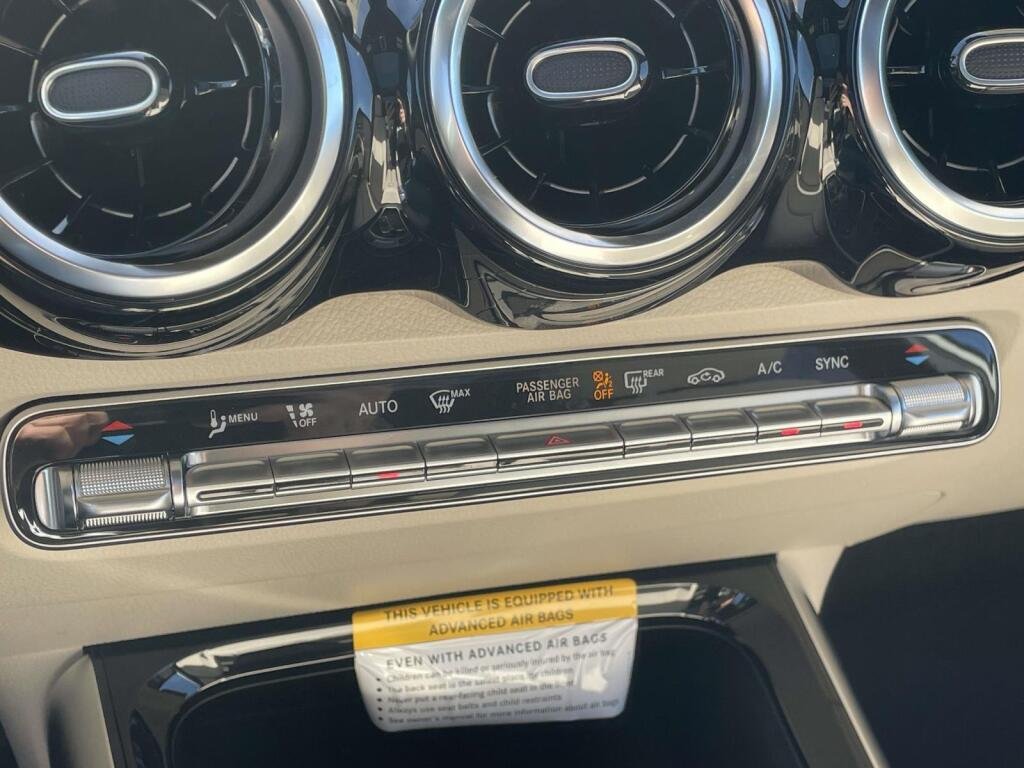 New 2026 Polar White Mercedes-Benz GLB 250 image 25