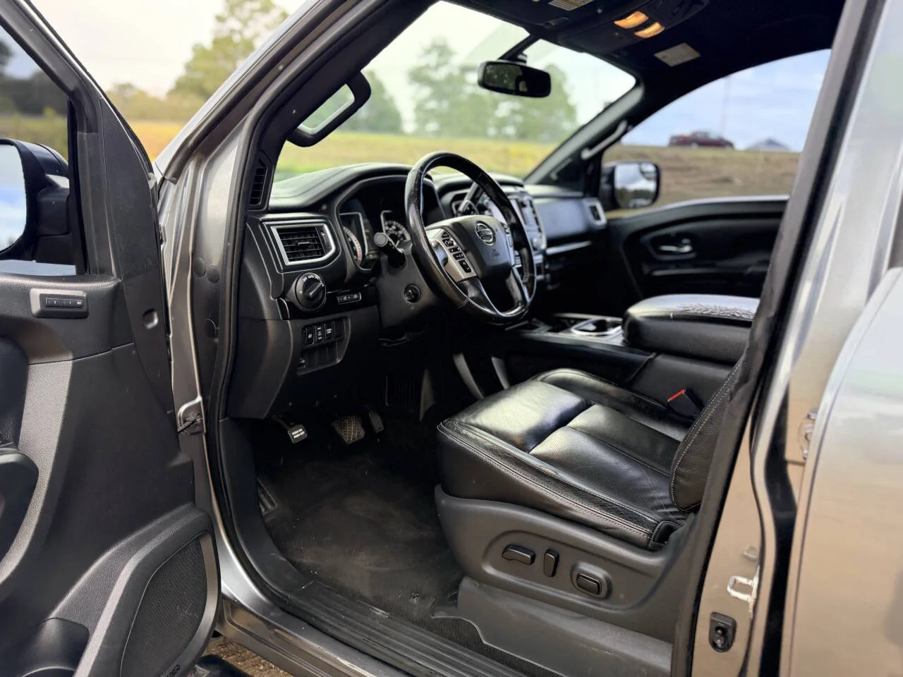 Used 2018 Gray Nissan SL 4x2 4dr Crew Cab image 11
