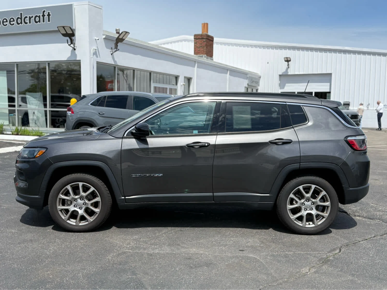 Used 2022 Granite Crystal Metallic Clearcoat Jeep Latitude Lux image 4