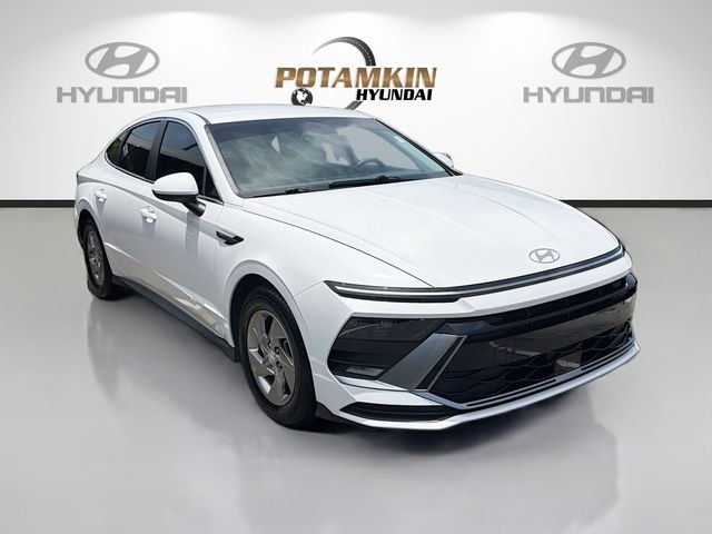 Used 2025 White Hyundai SE image 3