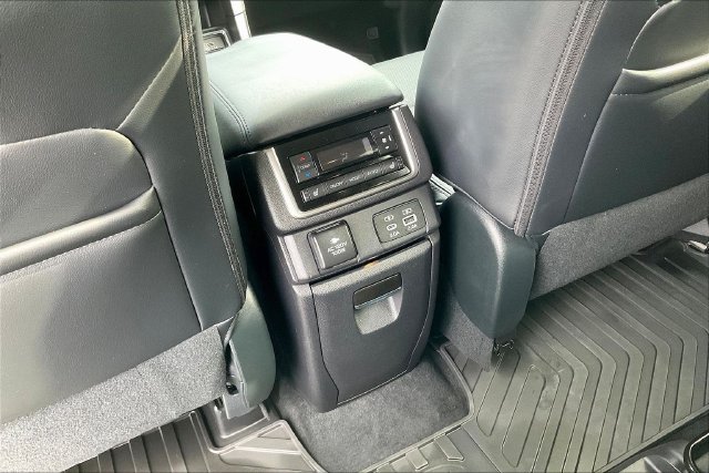 Used 2025 White Subaru Onyx Edition Touring image 12