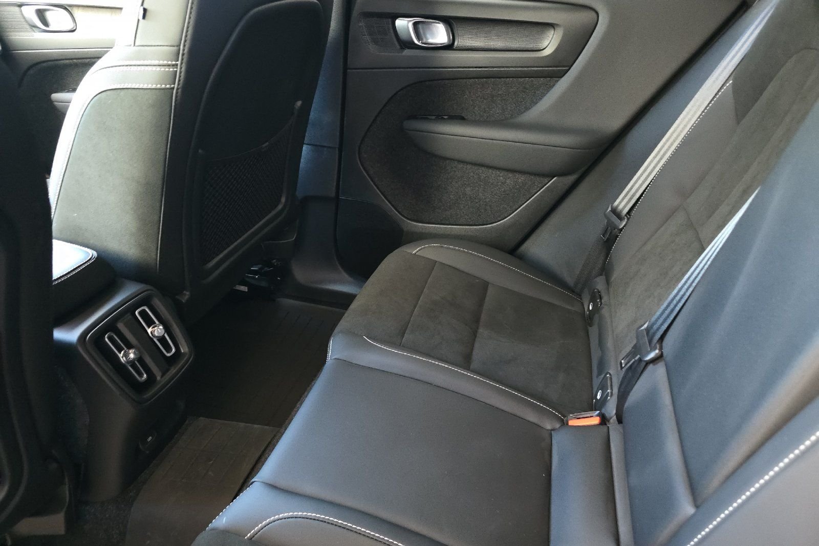 Used 2023 White Volvo Twin Plus image 12