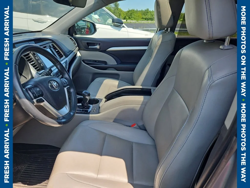 Used 2019 Silver Toyota XLE image 8