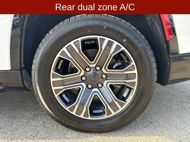 Used 2024 White Jeep Base image 9
