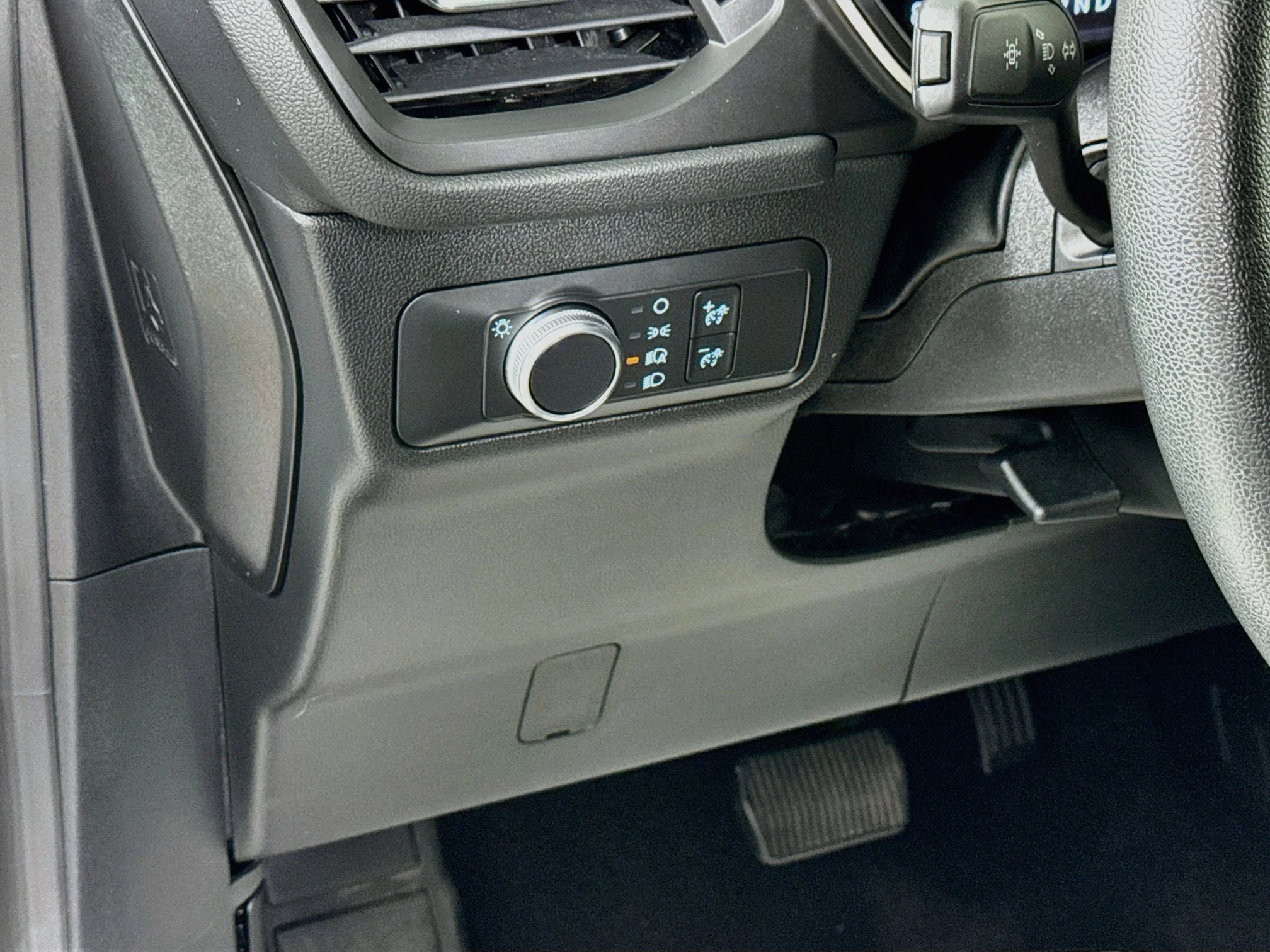 Used 2020 Oxford White Ford SE image 16