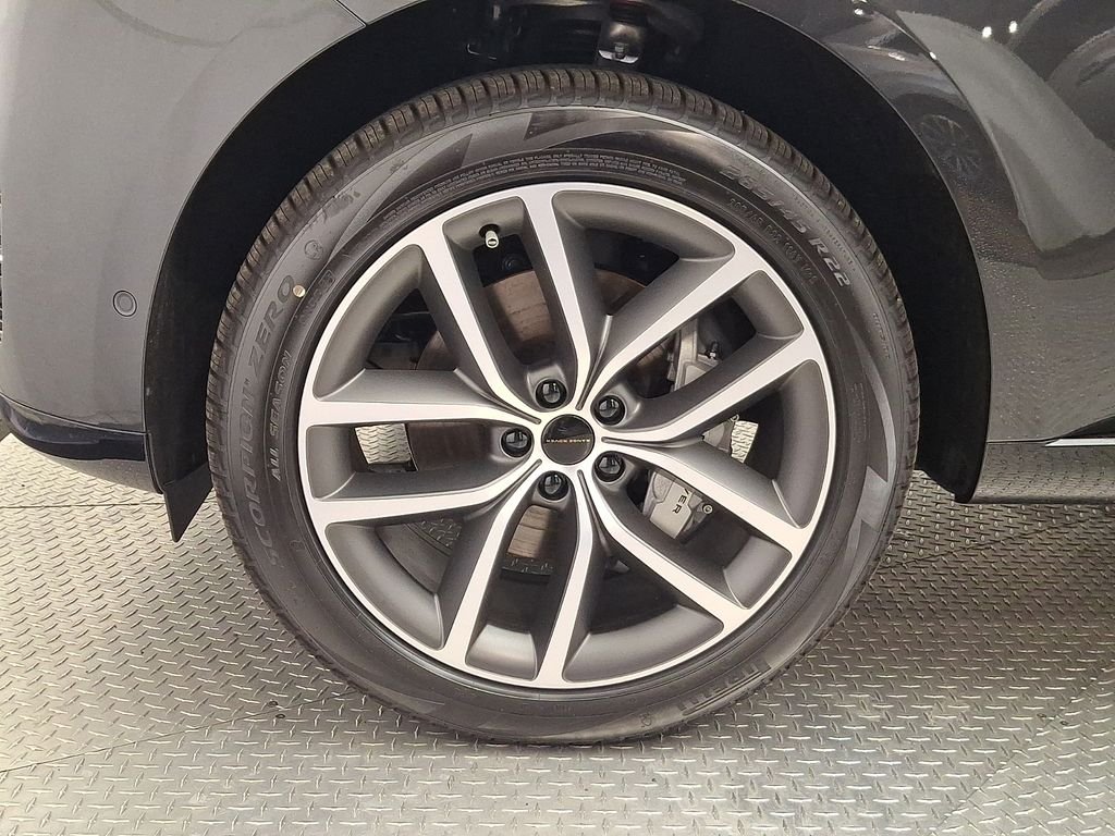 New 2026 Carpathian Grey Land Rover SE image 5