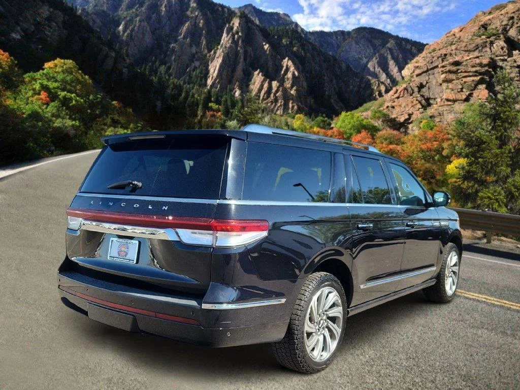 Used 2023 Infinite Black Metallic Clearcoat Lincoln Reserve image 3