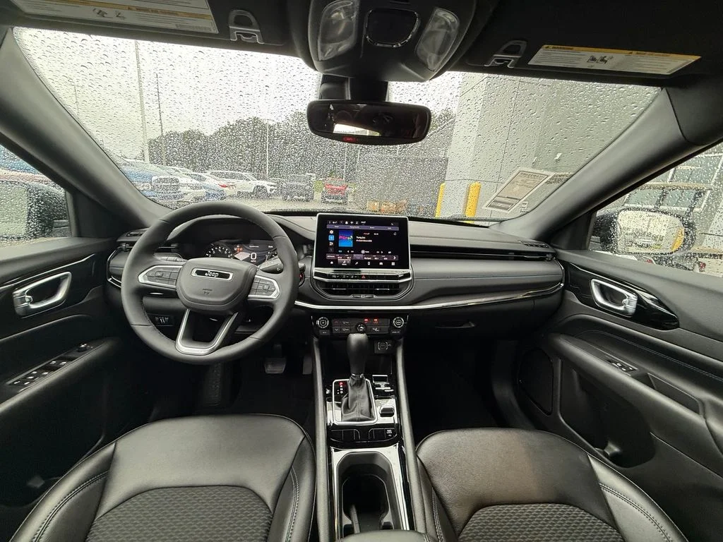 New 2026 Diamond Black Crystal Pearl-Coat Exterior Paint Jeep Latitude image 12