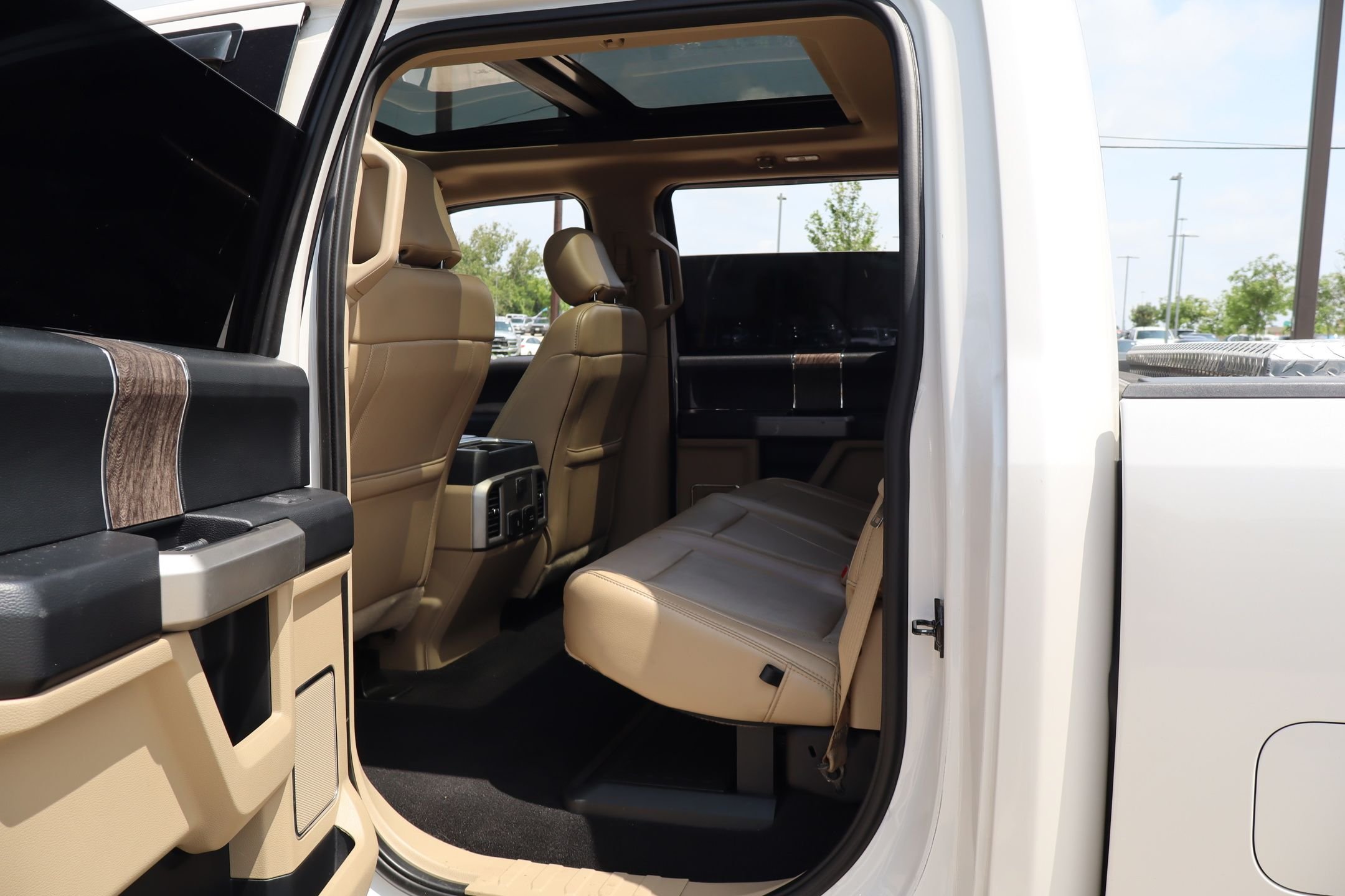 Used 2019 White Platinum Clearcoat Metallic Ford Lariat image 27