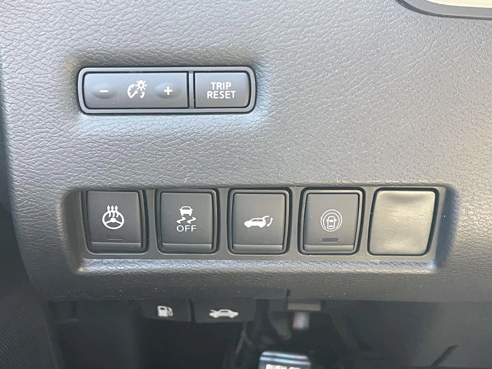 Used 2020 Gun Metallic Nissan SL image 32