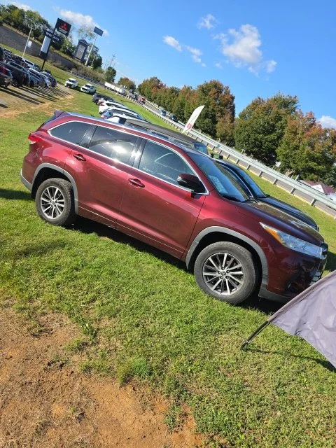 Used 2018 Red Toyota XLE image 2