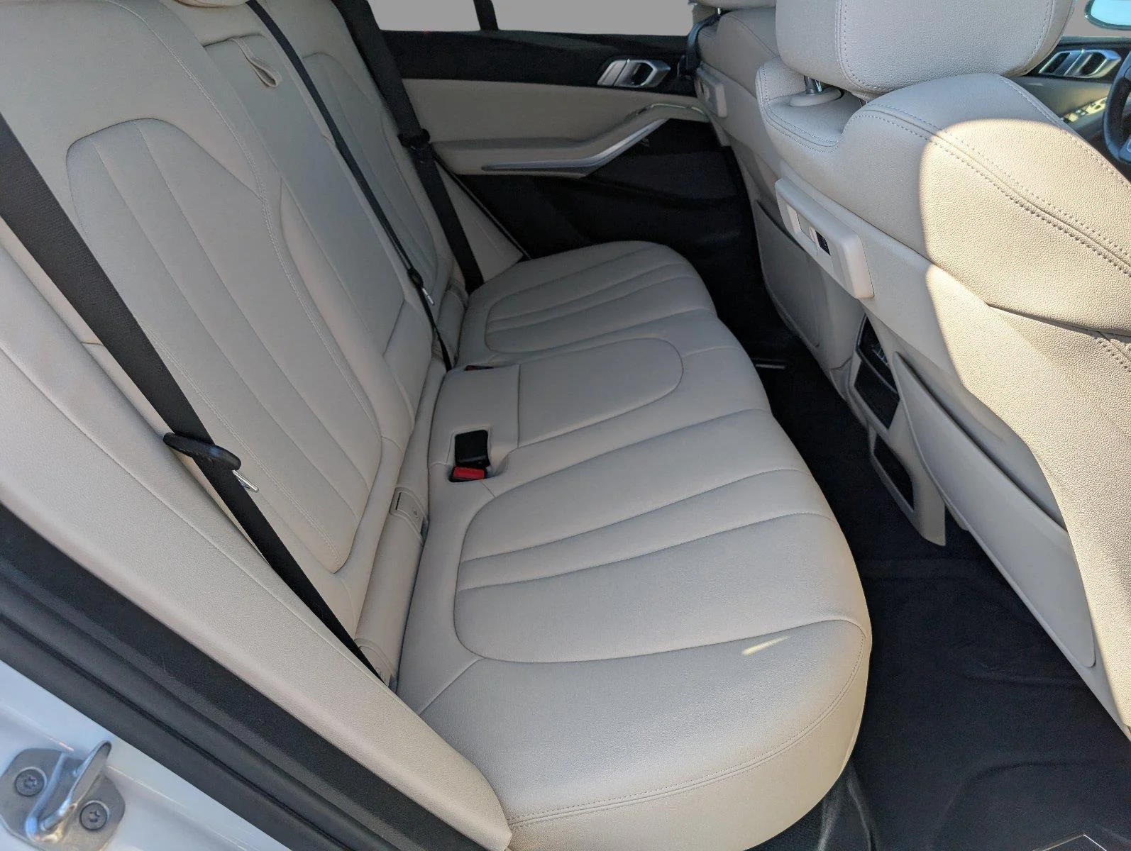 Used 2021 Mineral White Metallic BMW sDrive40i image 37