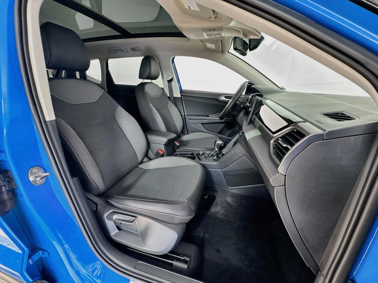 New 2026 Cornflower Blue w/Deep Black Roof Volkswagen SE Black image 27