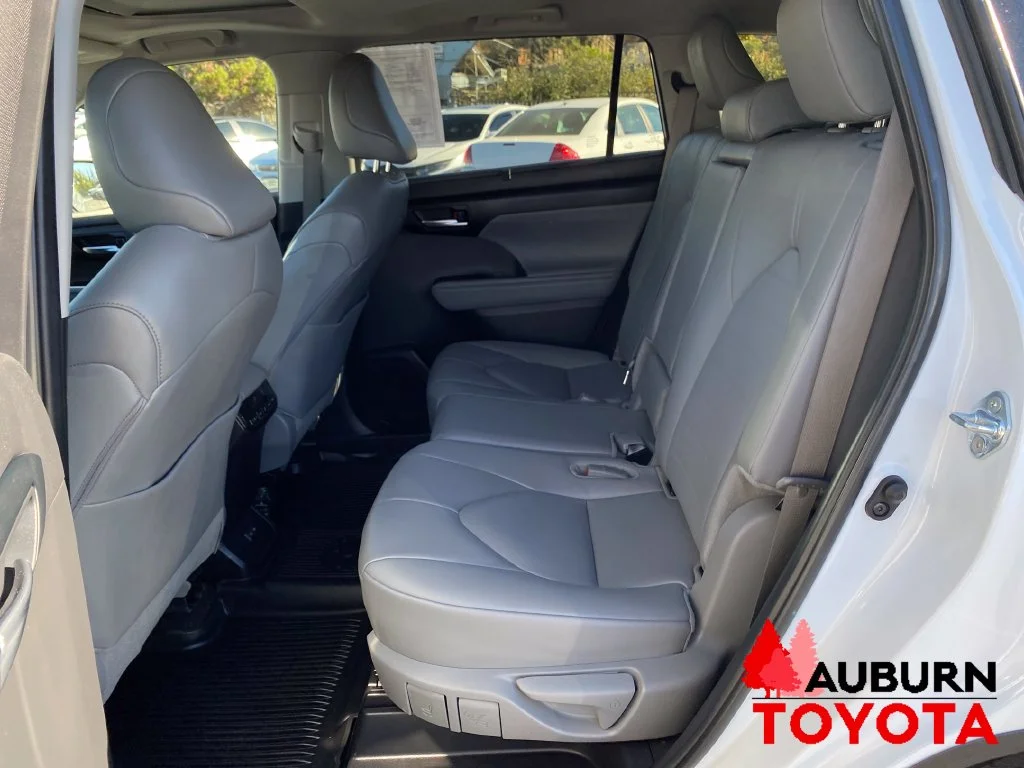 Used 2024 Wind Chill Pearl Toyota XLE image 18