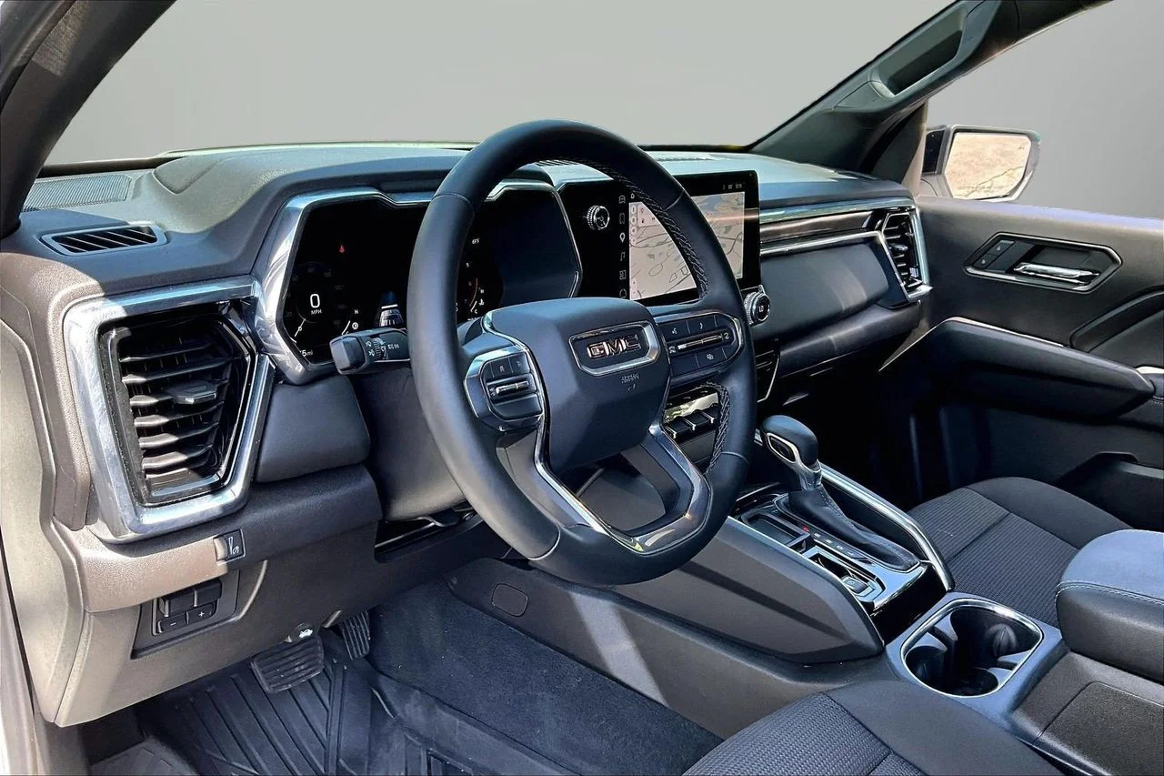 Used 2025 White GMC Elevation image 18