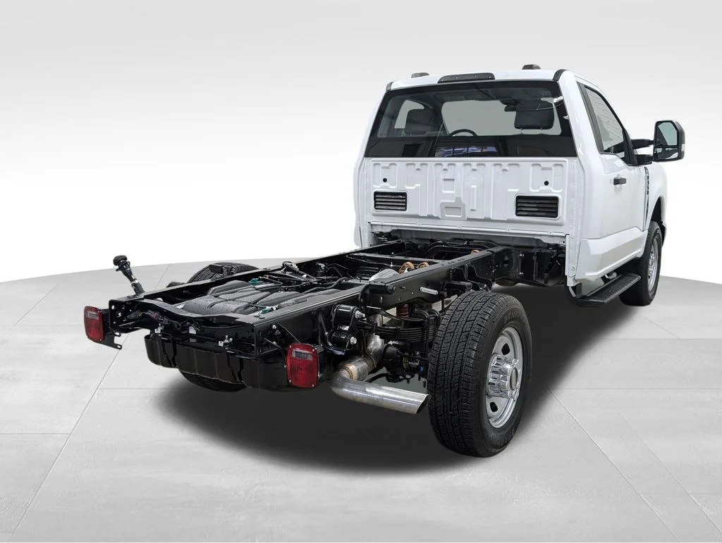 2026 Ford F-350 Super Duty Chassis Cab XL - Photo 7