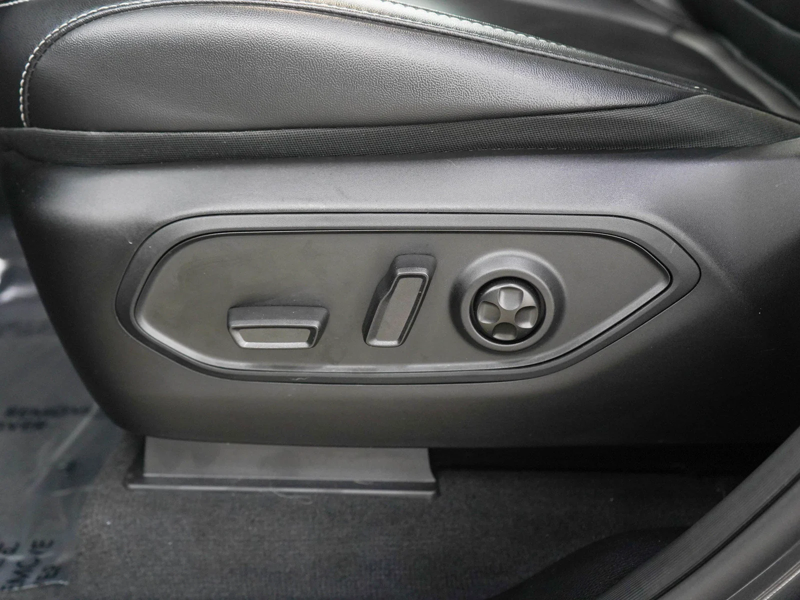 Used 2025 Baltic Gray Metallic Clearcoat Jeep Limited image 27