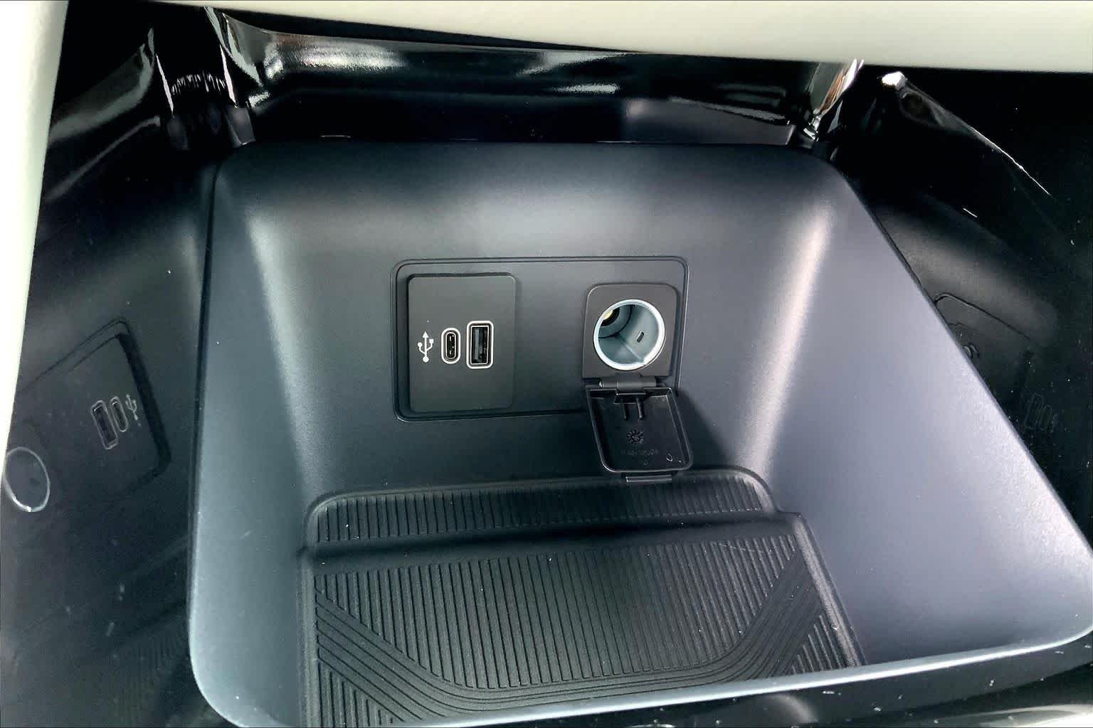 New 2026 Star White Metallic Tri-Coat Ford Platinum™ image 17