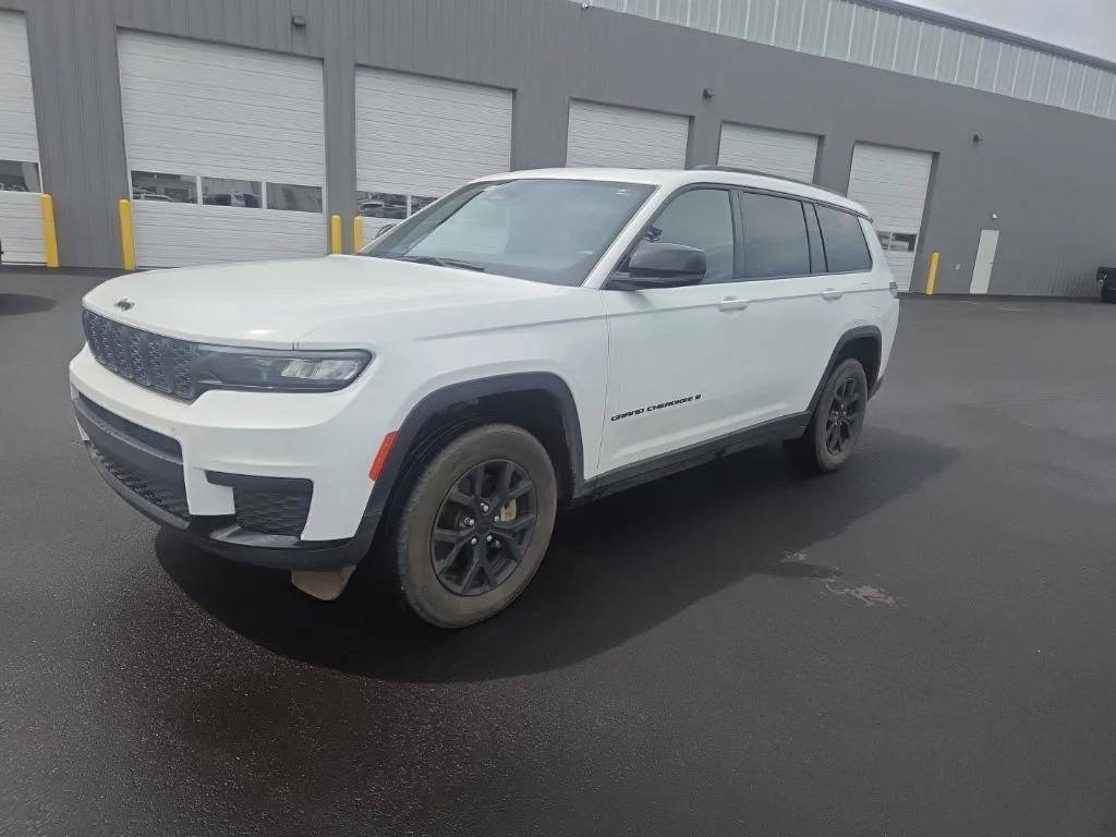 Used 2024 White Jeep Altitude image 4