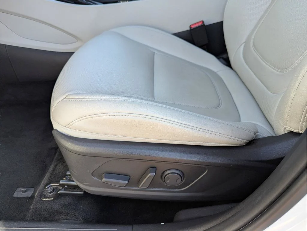 Used 2025 White Hyundai SEL Convenience image 33