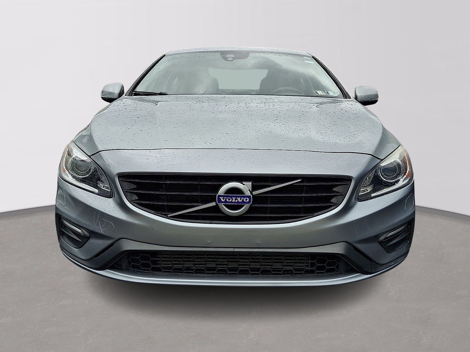 Used 2018 Electric Silver Metallic - 477 Volvo Dynamic image 2