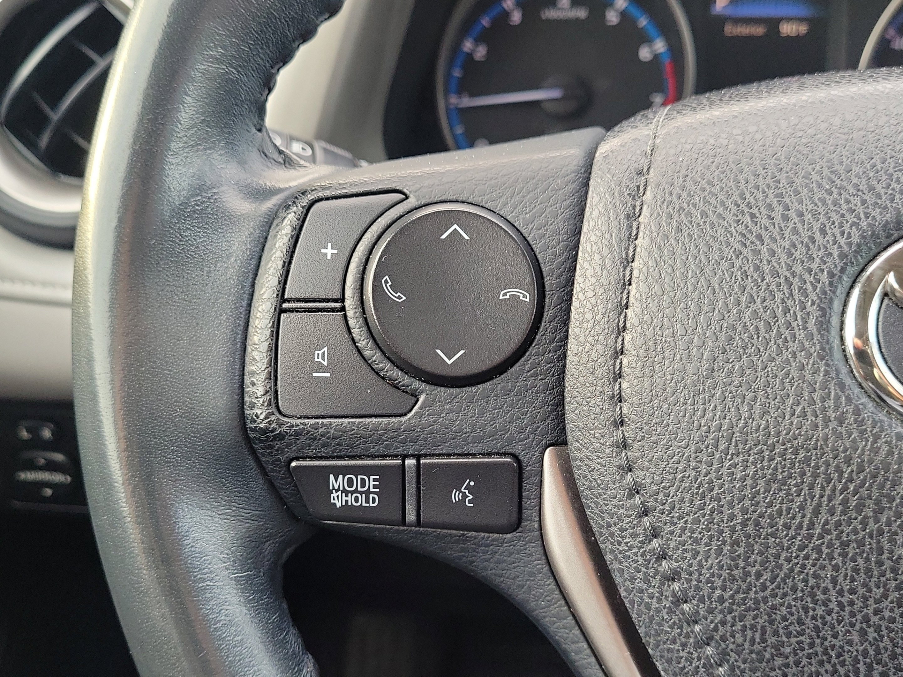 Used 2018 Pearl Toyota XLE image 22