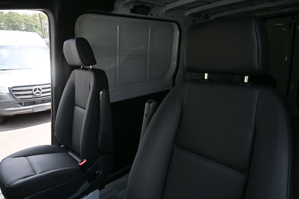Used 2025 Arctic+White Mercedes-Benz Cargo 144 WB image 5