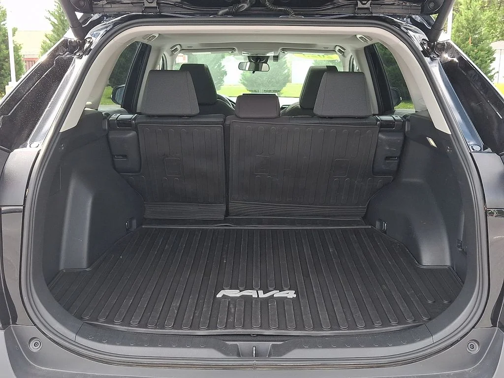 2025 Toyota RAV4 XLE - Photo 29