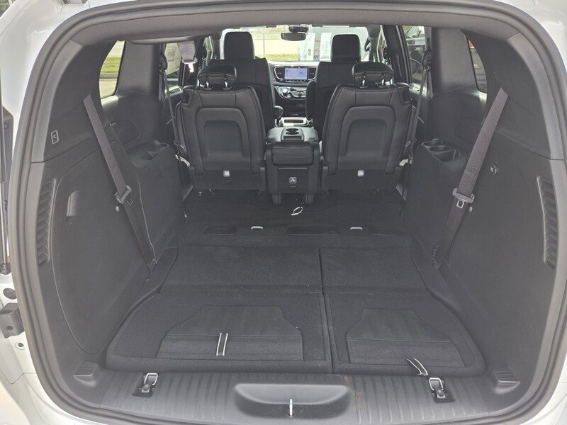 2026 Chrysler Pacifica Select - Photo 15