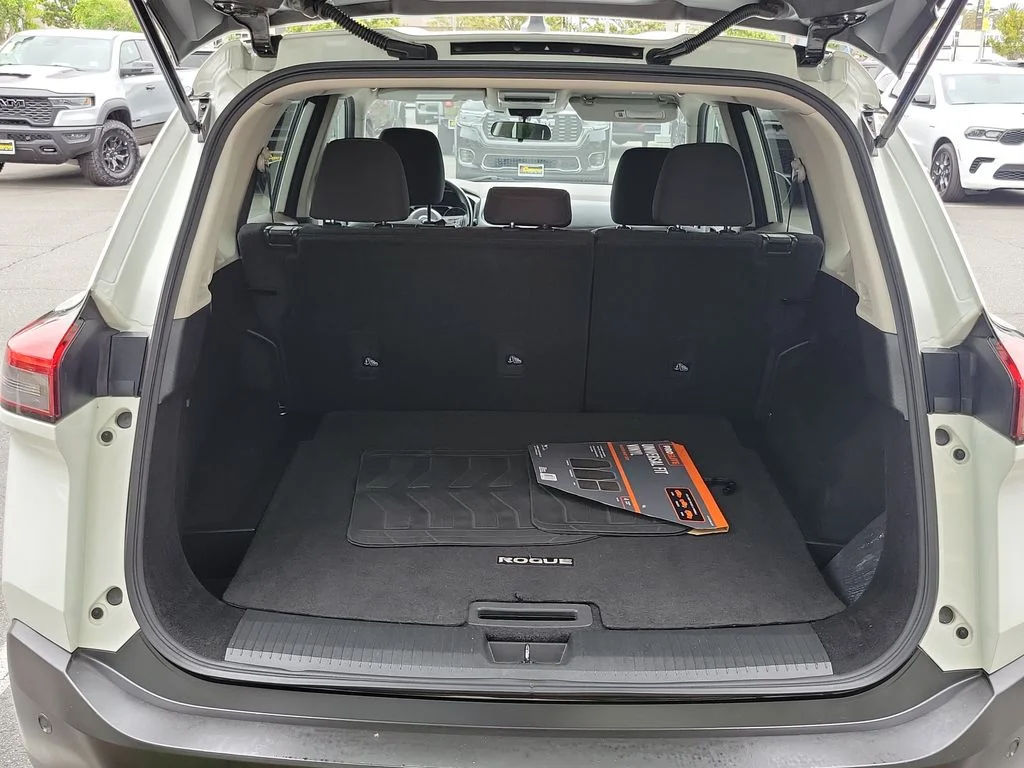 Used 2023 White Nissan S image 18